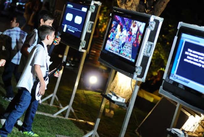 עמדת-מולטימדיה-נגינה-בגיטרה